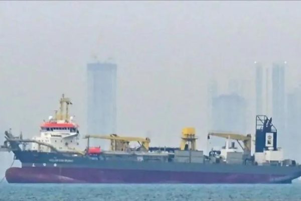 Kapal tanker melintas di Selat Hormuz, Iran.